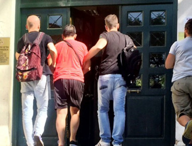 Στον εισαγγελέα τώρα ο δολοφόνος του Περιστερίου (φωτό)